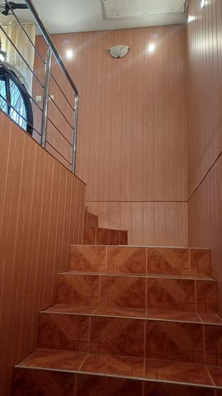 Casă individuală cu 8 camere cu Canalizare în Granit