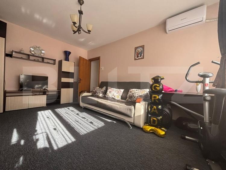 Apartament cu 2 camere semidecomandat, mobilat în Micro 4
