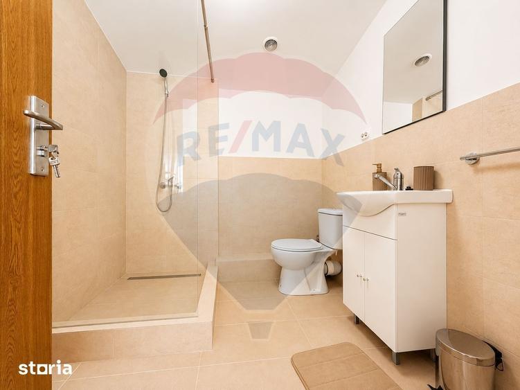Casă cu 9 camere cu Teren 472 Mp în CFR