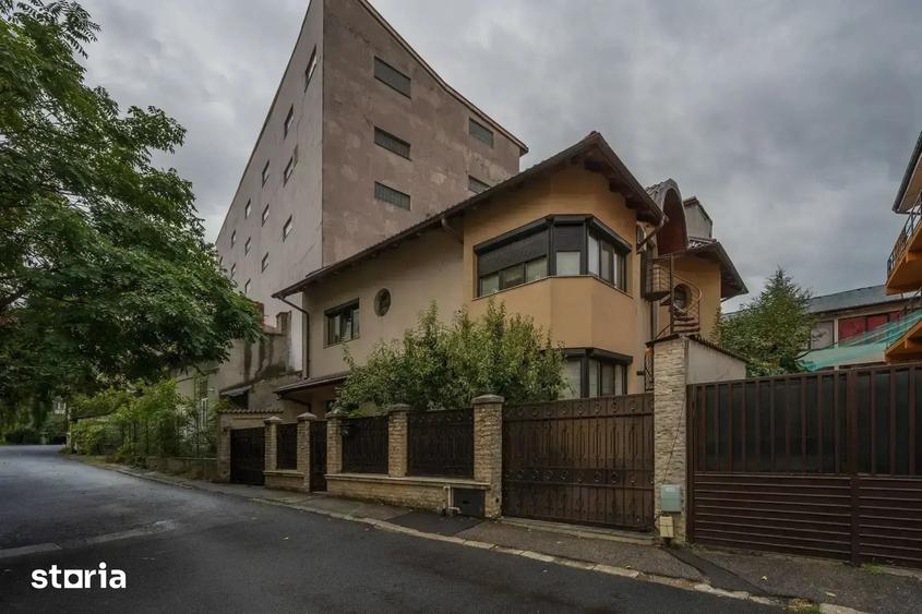 Casă cu 9 camere cu Teren 300 Mp în Cișmigiu