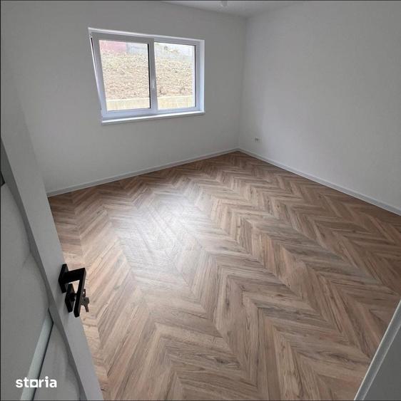 Apartament cu 3 camere semidecomandat în Podu Roș