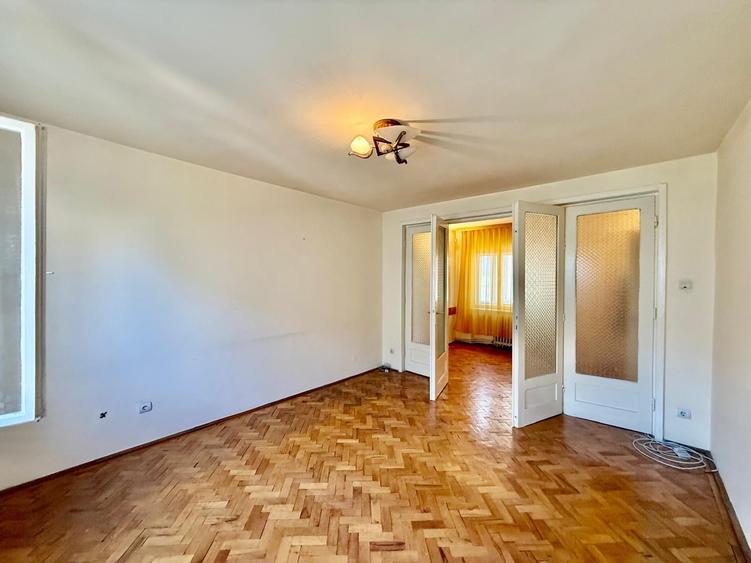 Apartament cu 4 camere decomandat în Piața Centrală