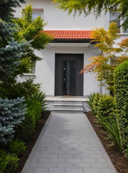 Casă individuală cu 5 camere cu Teren 705 Mp în Central