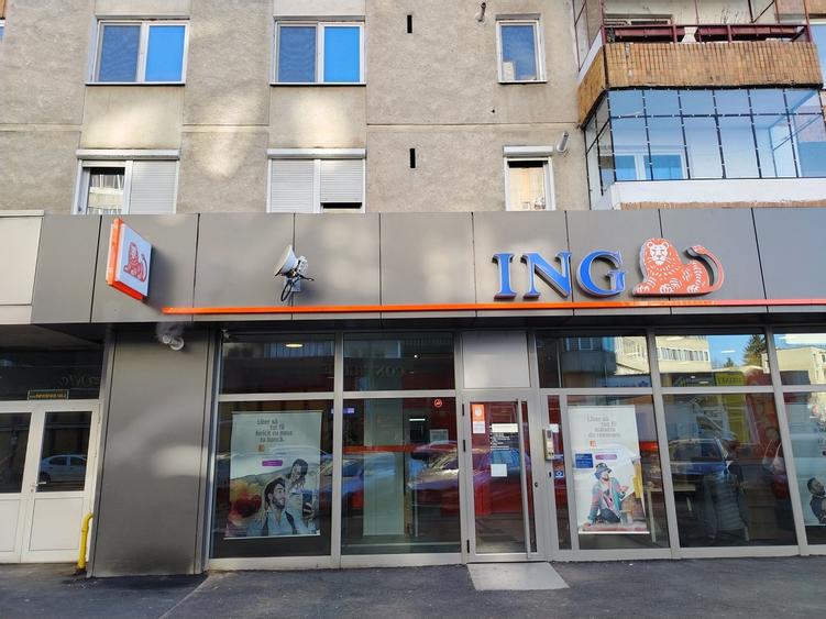 Apartament cu 3 camere decomandat în Tudor