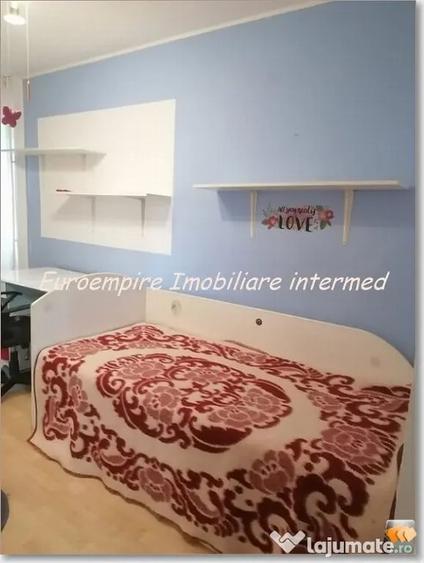 Apartament cu 3 camere decomandat în Far