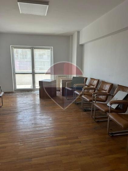 Apartament cu 4 camere decomandat în Periferie