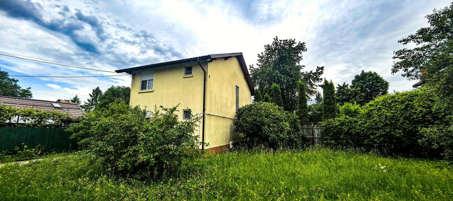 Casă individuală cu 5 camere cu Teren 891 Mp în Central