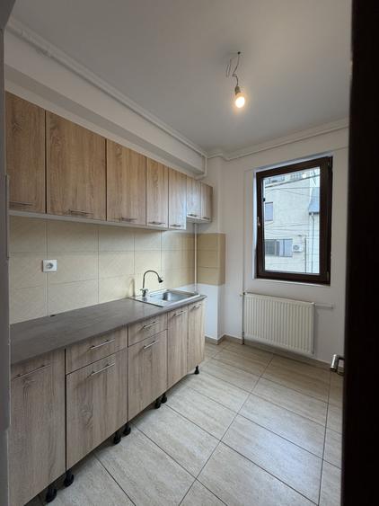 Apartament cu 3 camere decomandat în Crângași