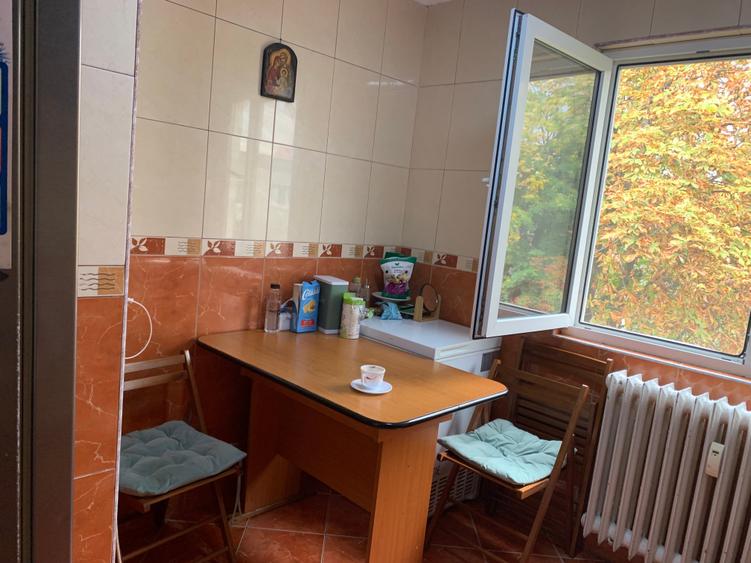 Apartament cu 3 camere semidecomandat în Berceni