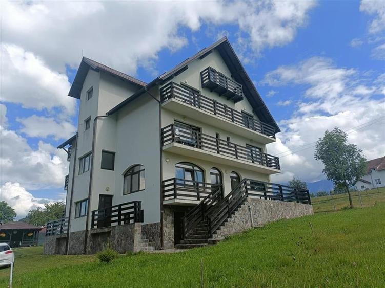 Casă individuală cu 11 camere cu Teren 1300 Mp în Bran