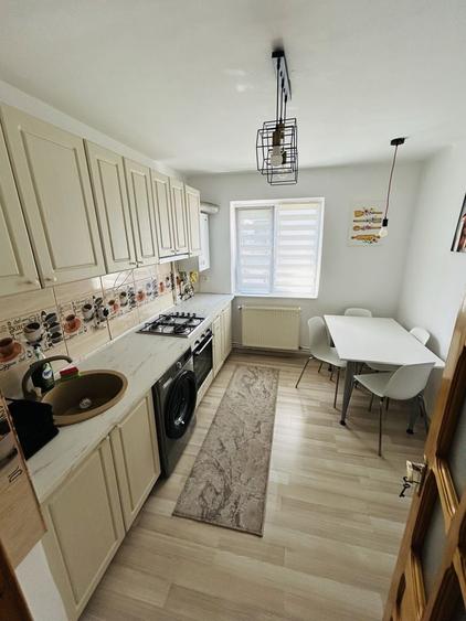 Apartament cu 3 camere semidecomandat în Mioriței