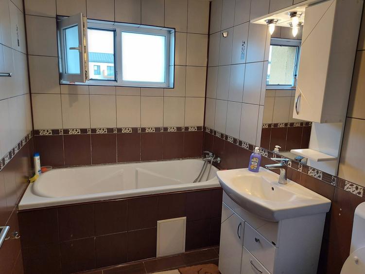 Apartament cu 3 camere semidecomandat în Florești
