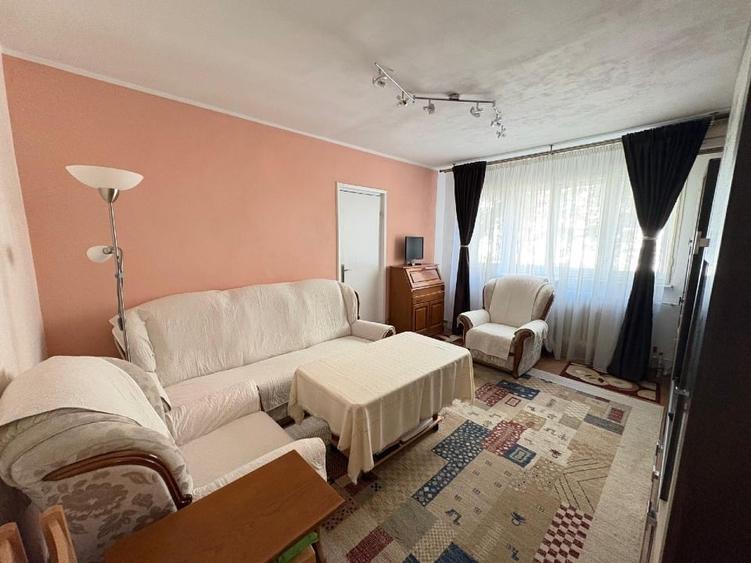 Apartament cu 3 camere semidecomandat în Circumvalațiunii