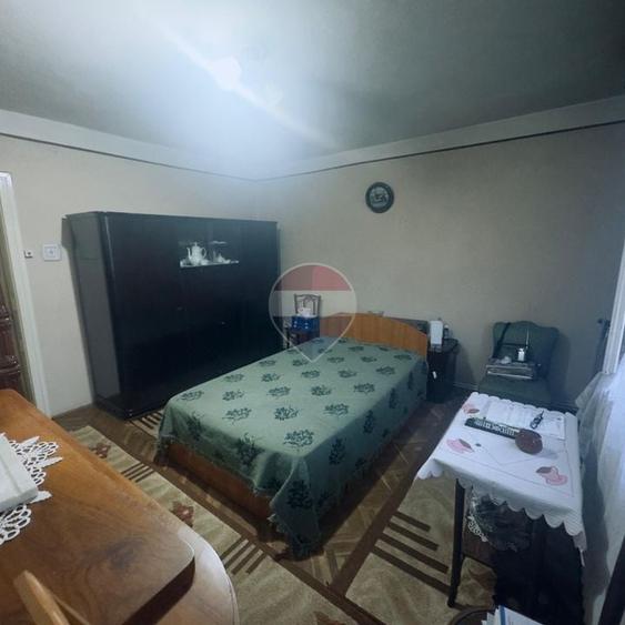 Casă individuală cu 8 camere cu Teren 785 Mp în Central