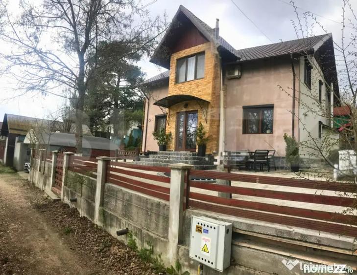 Casă cu 8 camere cu Teren 774 Mp în Central