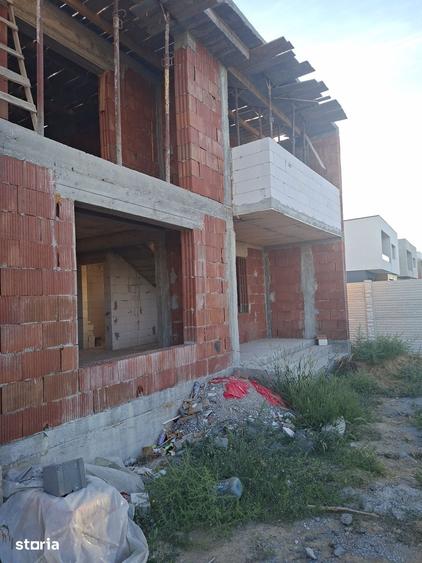 Casă cu 5 camere cu Teren 300 Mp în Malu Mare