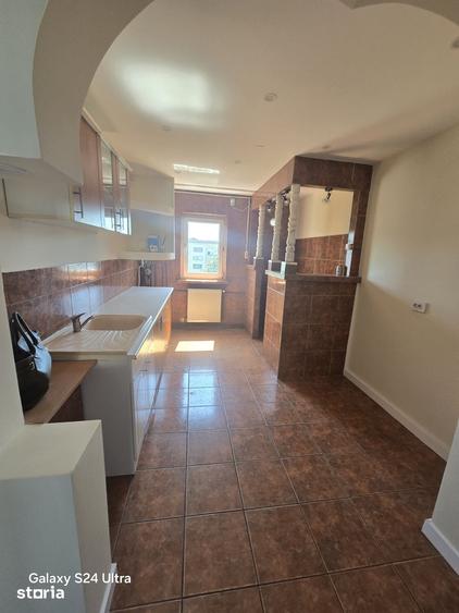 Apartament cu 4 camere decomandat în Calea București