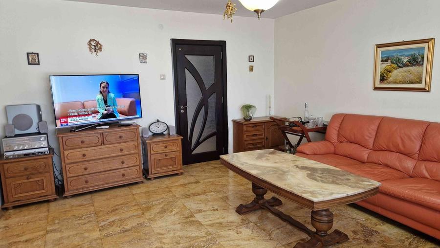 Apartament cu 3 camere decomandat, mobilat în Exterior Vest