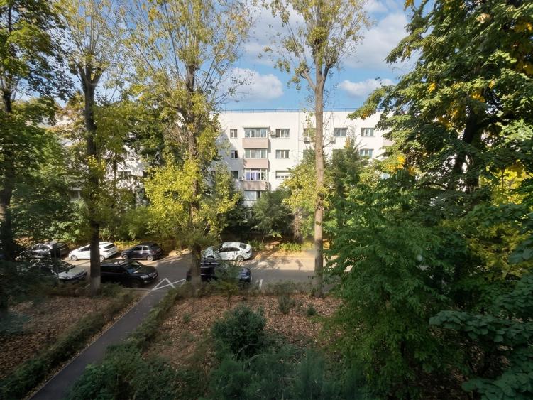 Apartament cu 4 camere semidecomandat în Drumul Taberei