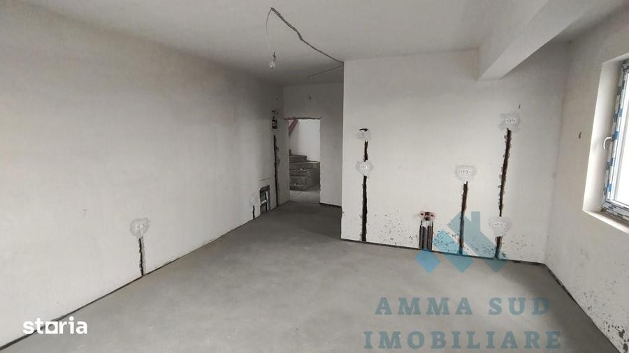 Casă cu 9 camere cu Teren 300 Mp în Central
