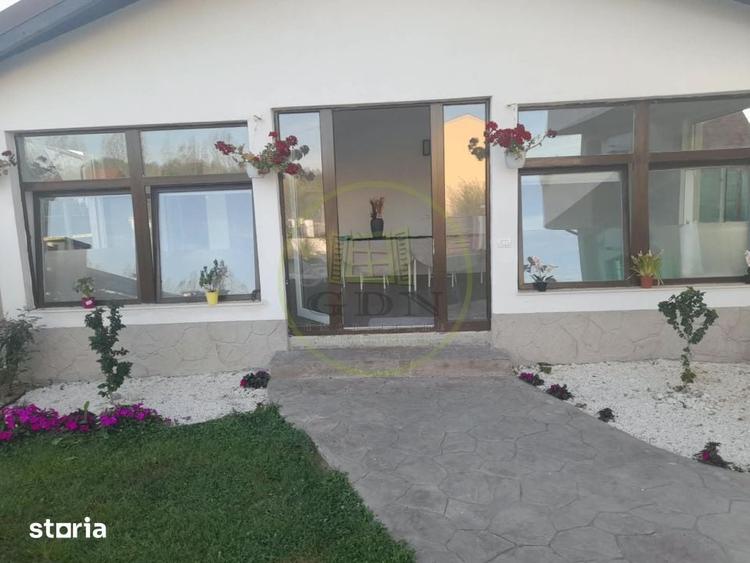 Casă cu 8 camere cu Teren 700 Mp în Ucea