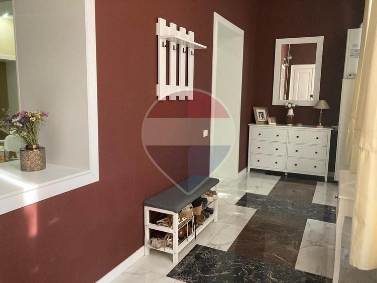 Apartament cu 3 camere decomandat, mobilat în Central