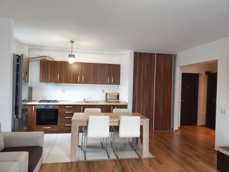 Apartament cu 3 camere semidecomandat în Central