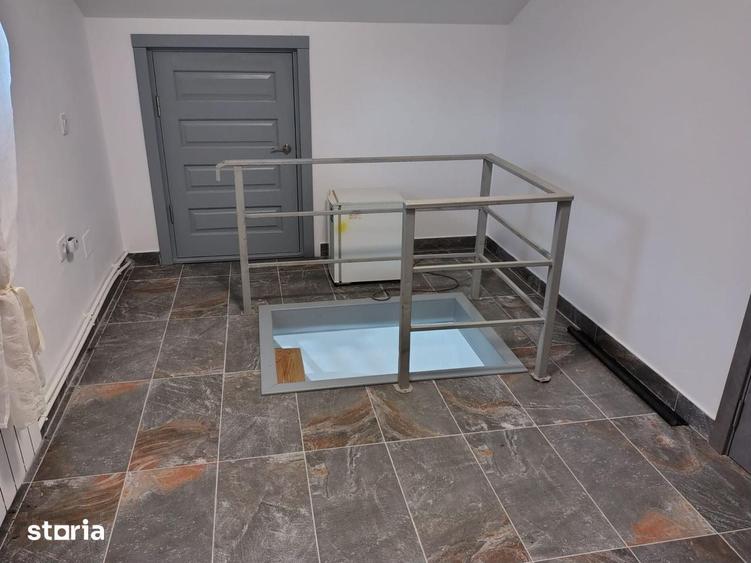 Casă cu 5 camere cu Teren 1300 Mp în Curtești