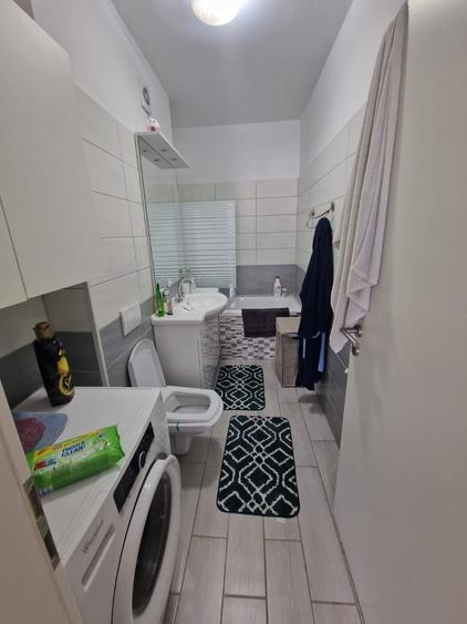 Apartament cu 3 camere decomandat în Tractorul