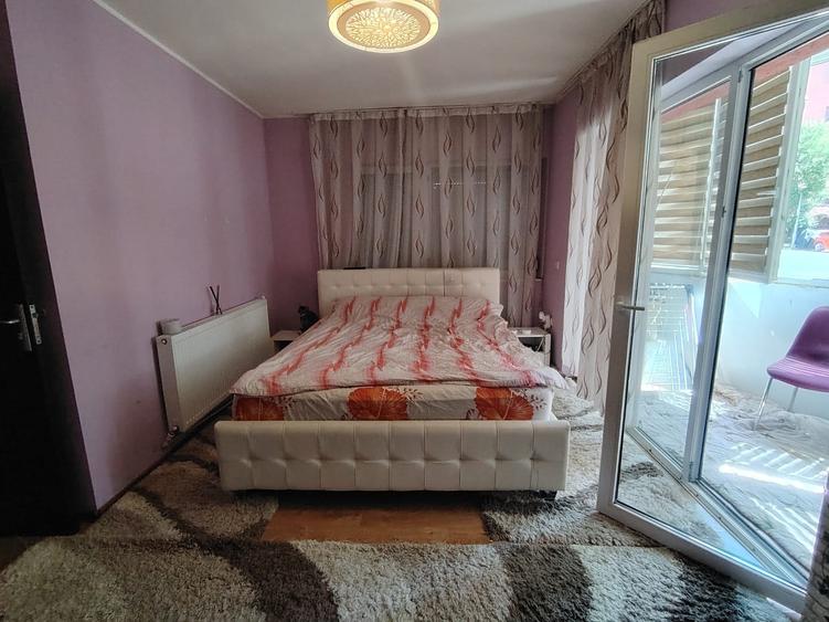 Apartament cu 3 camere decomandat în Florești