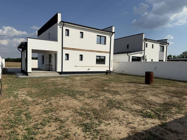 Casă cu 4 camere în Cârcea