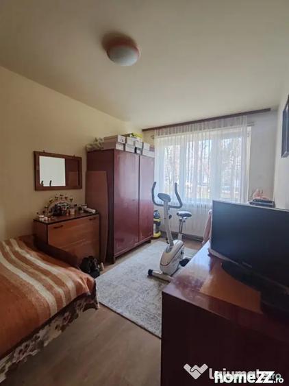 Apartament cu 3 camere semidecomandat în Săsar