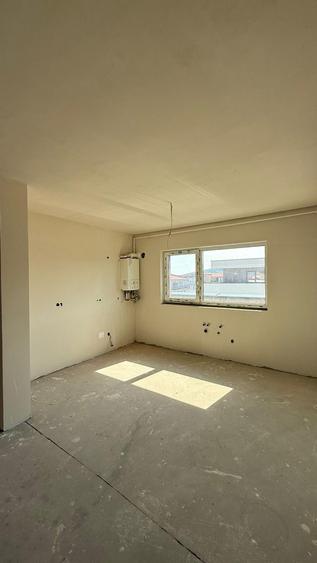 Apartament cu 3 camere semidecomandat în Florești