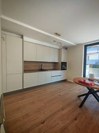 Apartament cu 3 camere semidecomandat în Gruia