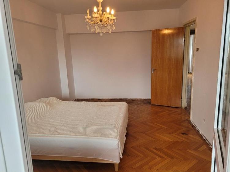Apartament cu 4 camere decomandat, mobilat în P-ța Dorobanți