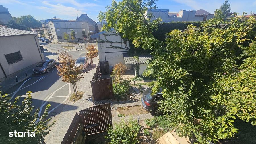 Casă cu 5 camere cu Teren 987 Mp în Moșilor