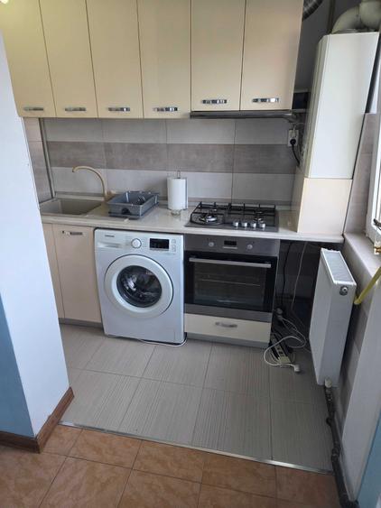 Apartament cu 3 camere semidecomandat în Micro 9