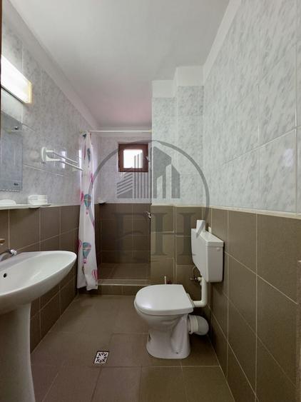 Casă individuală cu 14 camere cu Canalizare în Central
