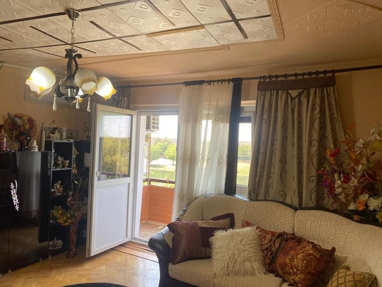 Apartament cu 3 camere decomandat, mobilat în Central