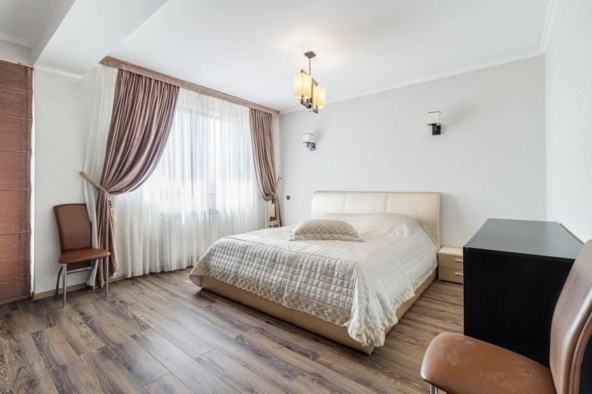 Casă individuală cu 7 camere cu Canalizare în Colentina