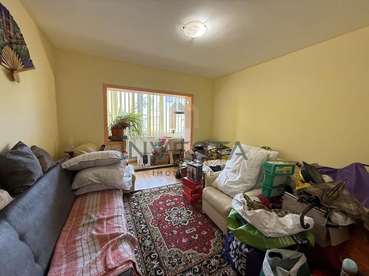 Apartament cu 3 camere semidecomandat, mobilat în Între Lacuri
