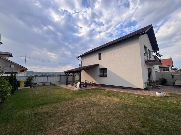 Casă individuală cu 4 camere cu Canalizare în Cristian