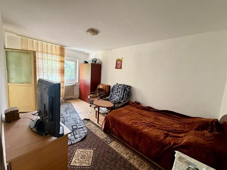 Apartament cu 2 camere decomandat în Podul de Fier