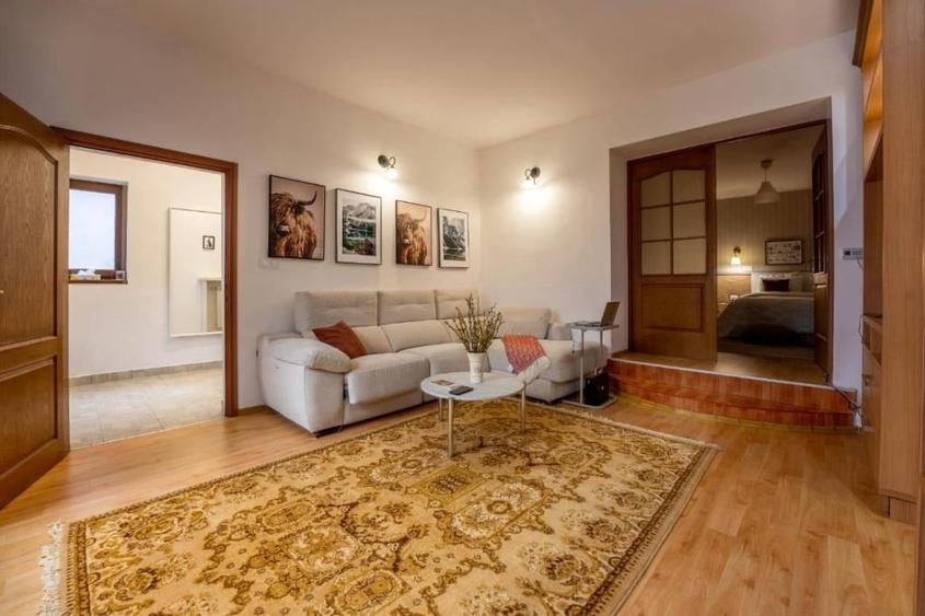 Apartament cu 4 camere decomandat, mobilat în Central