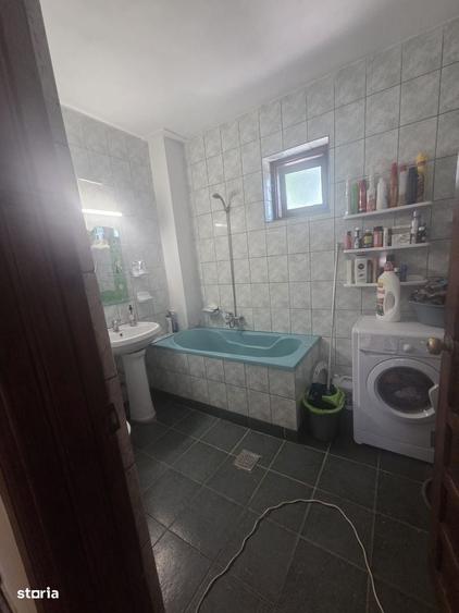 Casă cu 4 camere decomandat în Rovine
