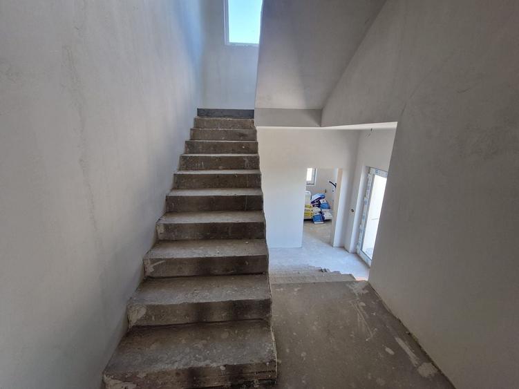 Duplex cu 5 camere cu Canalizare în Iris
