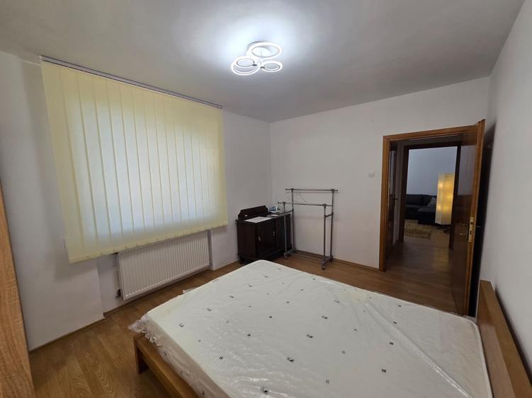Apartament cu 3 camere semidecomandat, mobilat în Baba Novac
