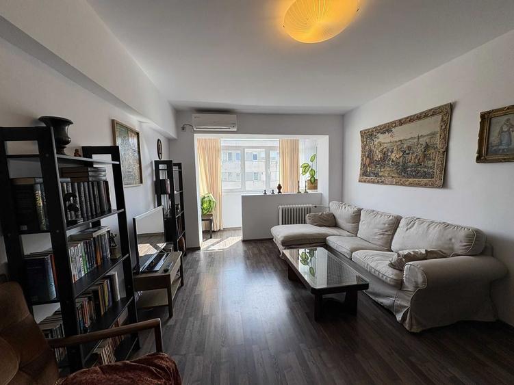 Apartament cu 3 camere decomandat în Teiul Doamnei