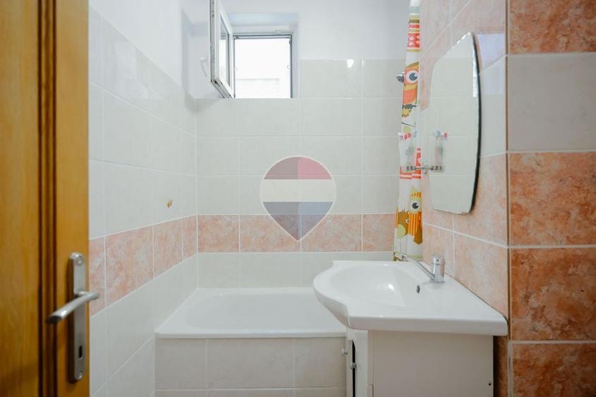 Apartament cu 3 camere semidecomandat, mobilat în Rogerius