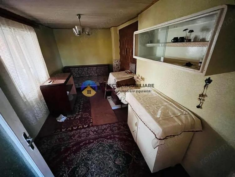 Casă cu 2 camere cu Teren 2040 Mp în Unghi
